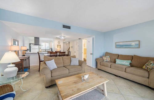 Glenwood Copropriété | Wonderful second-floor, ocean-front two-bedroom condo. Great beach and pool!