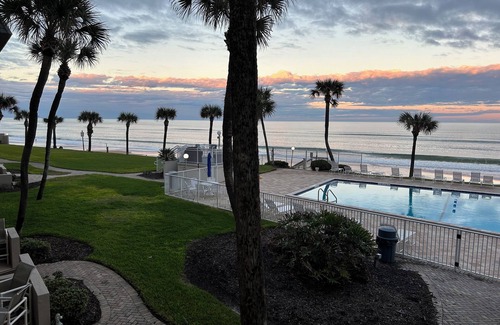Glenwood Copropriété | Wonderful second-floor, ocean-front two-bedroom condo. Great beach and pool!