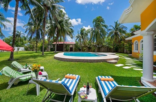 Alfredo V. Bonfil Maison | Orquideas Relaxed Villa at Villa Flores
