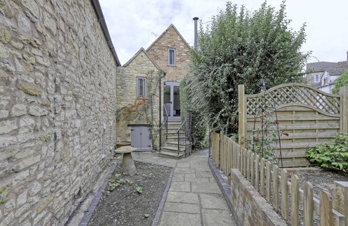 Chipping Campden Cottage | Ostlers Loft - a Cotswold cottage that sleeps 2 guests