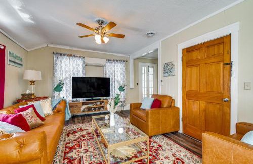 Oswego Appartement | Oswego Apartment, Walk to Lake Ontario and Parks!