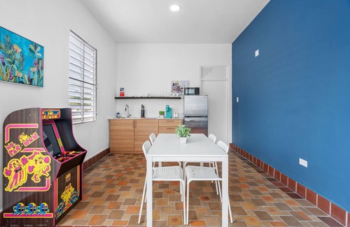 Sagrado Corazon Appartement | Otium Rentals Plush King Bed Pacman Arcade