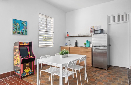 Sagrado Corazon Appartement | Otium Rentals Plush King Bed Pacman Arcade