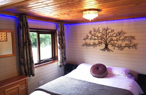 Warminster Chalet De Ski | Otter 2 HuntersMoon- Warminster-Wiltshire-Bristol