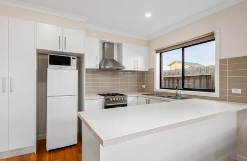 St Leonards Maison | Our Beach House - Townhouse a short stroll to the Shops, Cafes, and Local Beach.
