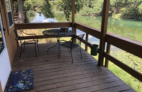 Mertzon Cabine | Nos cabines sont situées sur les eaux cristallines de Spring Creek.