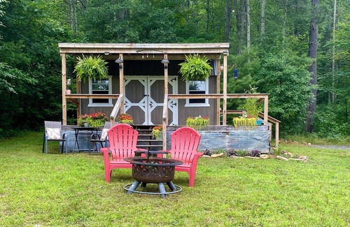 Glace Cabine | Our tiny, cozy cabin is the perfect relaxing spot to get away from it all!