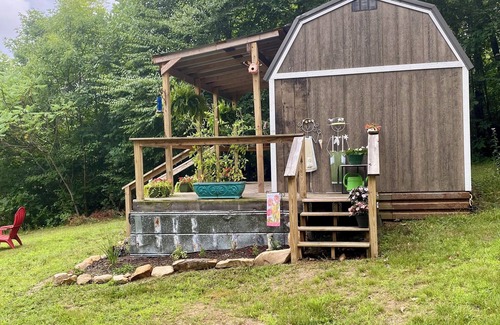 Glace Cabine | Our tiny, cozy cabin is the perfect relaxing spot to get away from it all!