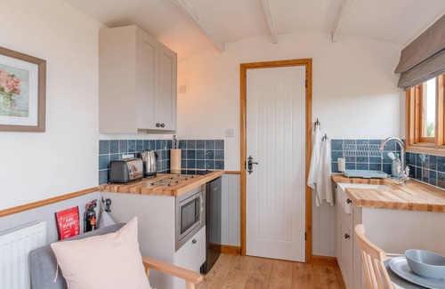 Mangotsfield Chalet De Ski | Outbak Shepherds Hut - sleeps 2 guests in 1 bedroom