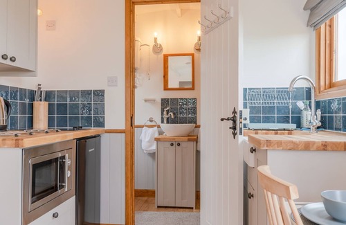 Mangotsfield Chalet De Ski | Outbak Shepherds Hut - sleeps 2 guests in 1 bedroom