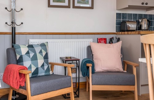 Mangotsfield Chalet De Ski | Outbak Shepherds Hut - sleeps 2 guests in 1 bedroom