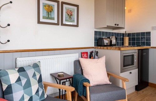 Mangotsfield Chalet De Ski | Outbak Shepherds Hut - sleeps 2 guests in 1 bedroom