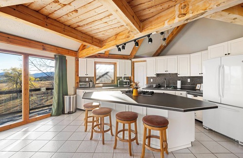 Oak Hill Cabine | Minutes to Skiing, Hot Tub, Fire Pit, 10 Acres, Mtn Views, Private Pond