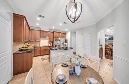 Washington Ave./ Memorial Park Maison | Outdoor Oasis Game Room Fireplace Heights