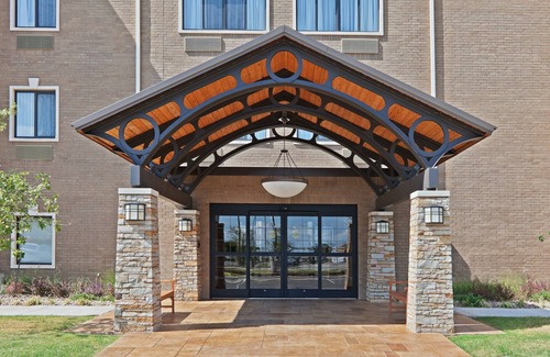 Oklahoma City Copropriété | Suite avec espace de conférence près du centre commercial Quail Springs | Piscine saisonnière + petit-déjeuner quotidien GRATUIT