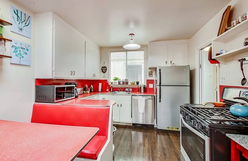 Parkside Maison | Sunset District Home à San Francisco peut accueillir six personnes avec W / D, Parking, Apple TV