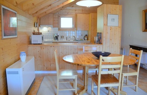 St. Luc Appartement | Extérieur : appartement sous combles au 2ème étage d'un immeuble, pour 4 personnes, balcon avec mobi