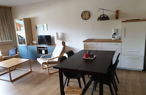 St. Luc Appartement | Extérieur : appartement pour 5-6 personnes au rez-de-chaussée d'un immeuble, balcon -Intérieur : 60