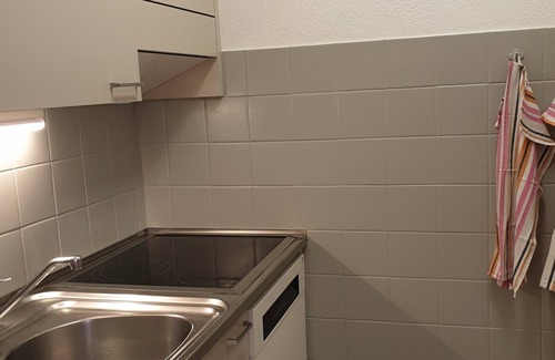 St. Luc Appartement | Extérieur : appartement pour 5-6 personnes au rez-de-chaussée d'un immeuble, balcon -Intérieur : 60