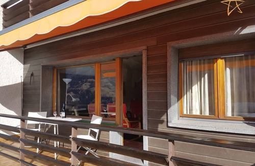 St. Luc Appartement | Extérieur : appartement pour 5-6 personnes au rez-de-chaussée d'un immeuble, balcon -Intérieur : 60