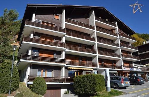 St. Luc Appartement | Extérieur : appartement pour 5-6 personnes au rez-de-chaussée d'un immeuble, balcon -Intérieur : 60