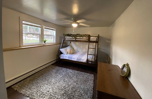 East Andover Maison | Over Andover Getaway! | 3.5 Bedrooms| Mountain View