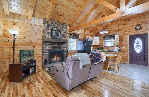 Carbon Hill Cabine | Over the hill and through the woods, to the Cozy Cub cabin we go.