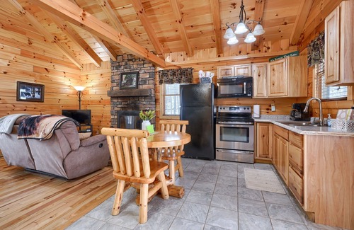 Carbon Hill Cabine | Over the hill and through the woods, to the Cozy Cub cabin we go.