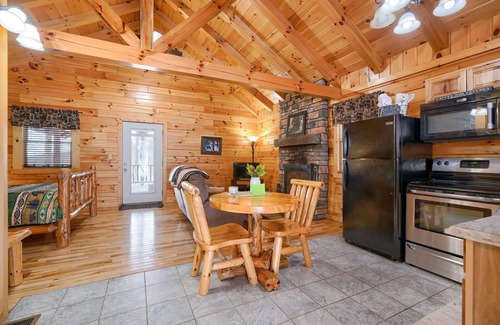 Carbon Hill Cabine | Over the hill and through the woods, to the Cozy Cub cabin we go.