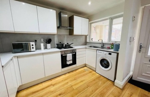 Northfield Maison | Overbury Lodge, Birmingham with Free Parking