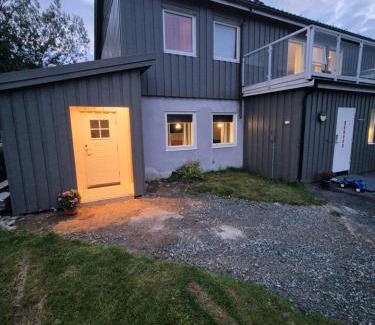Lebesby Appartement | Overnatting Kjøllefjord, Hybelleilighet med kjøkkenkrok og eget bad