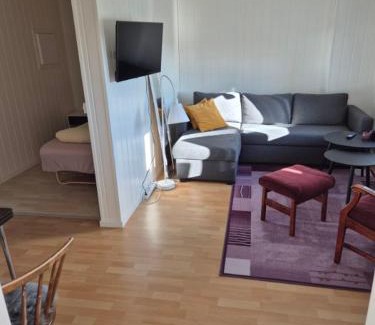 Lebesby Appartement | Overnatting Kjøllefjord, Hybelleilighet med kjøkkenkrok og eget bad