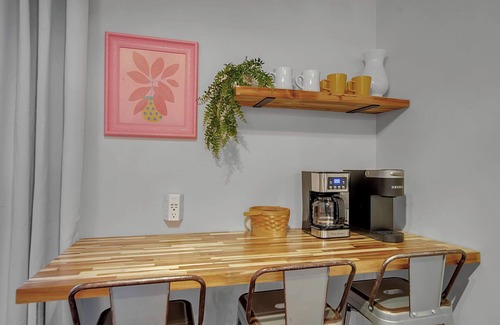 Orchard Park Appartement | Overnight in OP | Location, Vibe, Location!