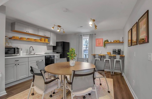 Orchard Park Appartement | Overnight in OP | Location, Vibe, Location!