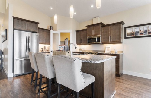 Foothills Appartement | 3 chambres donnant sur 3 lacs sur Silver Star Mountain. 8 personnes