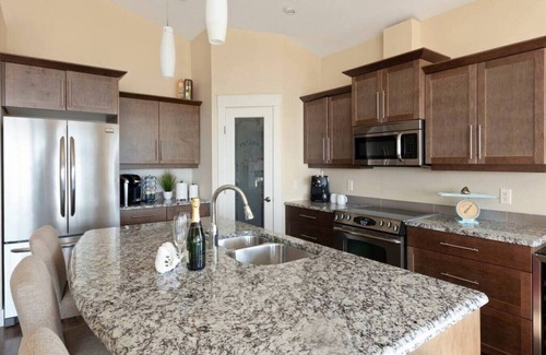 Foothills Appartement | 5 chambres avec vue sur le lac Silver Star Mountain.