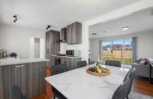 Owhata Maison | Ōwhata Retreat - Rotorua Holiday Home