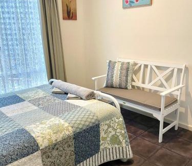 Kingscote Maison | Owl House on the Corner