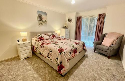 Kingscote Maison | Owl House on the Corner