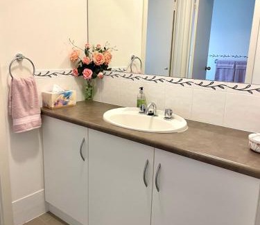 Kingscote Maison | Owl House on the Corner