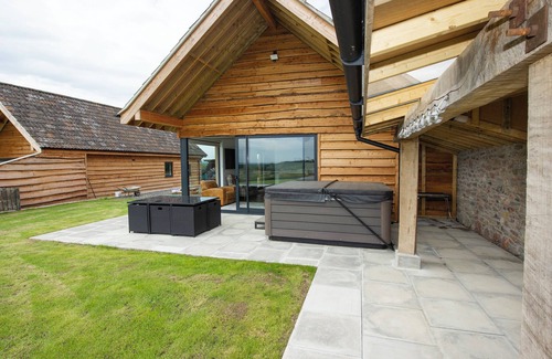 Wedmore Cottage | OWL LODGE, family friendly, with hot tub in Wedmore