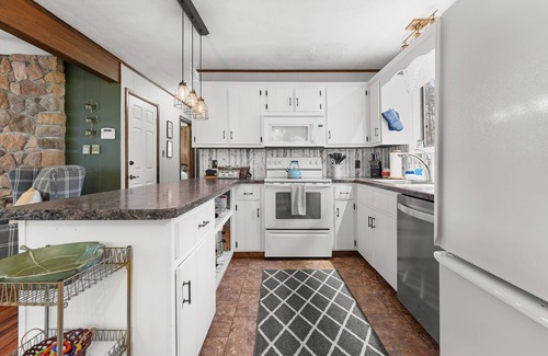 Jim Thorpe Maison | Owl Woods Inn, Jim Thorpe Lake Community, Indoor Hot Tub!