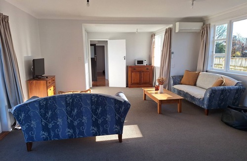 Martinborough Maison | Oxford Retreat, Spacious house, short walk to the Square, sleeps 12