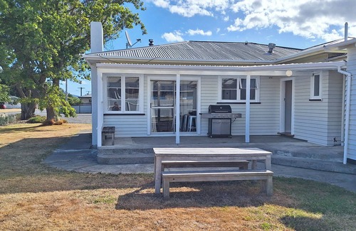 Martinborough Maison | Oxford Retreat, Spacious house, short walk to the Square, sleeps 12