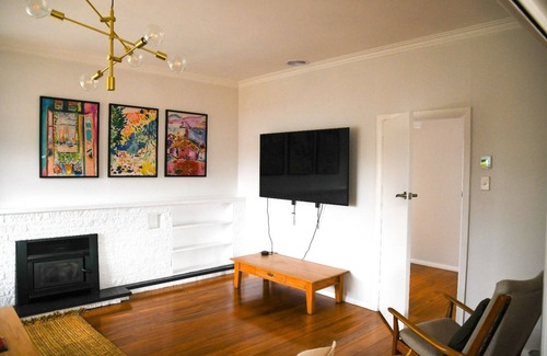 Martinborough Maison | Oxford Retreat, Spacious house, short walk to the Square, sleeps 12