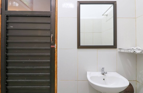 Mambal Hôtel | OYO 2607 Men Bebas Residence