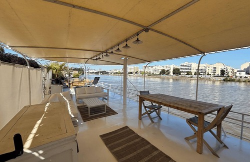 Levallois-Perret Location De Bateaux | Très belle péniche moderne à 15 minutes des Champs Elysées, à 200m du métro