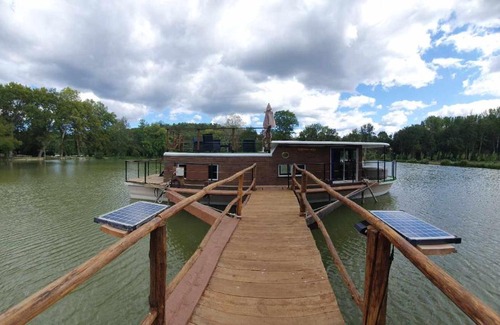 Campsegret Location De Bateaux | Péniche sur un lac