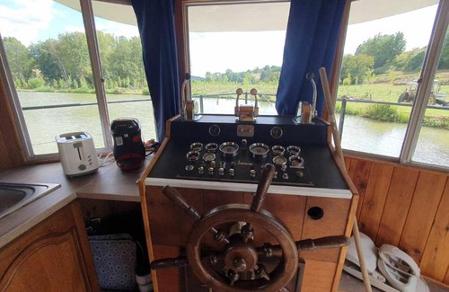 Campsegret Location De Bateaux | Péniche sur un lac