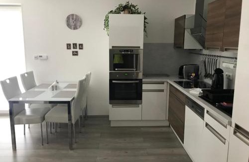 Krovi Appartement | Příjemný apartmán Křoví v rodinném domku se sdíleným bazénem, terasou a zahradou